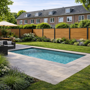 Tuin met zwembad, terras en composiet schutting in eiken houtnerf met donkere aluminium palen