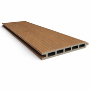 Losse composiet schuttingplank in eiken houtnerf met holle kamers, schuin bovenaanzicht