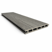 Losse composiet schuttingplank in grijs eiken houtnerf met holle kamers, schuin bovenaanzicht