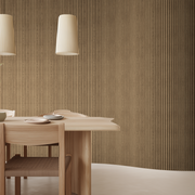 Eetkamer met houten tafel en hanglampen voor een wand met flexibel akoestisch paneel in natuurlijk eiken