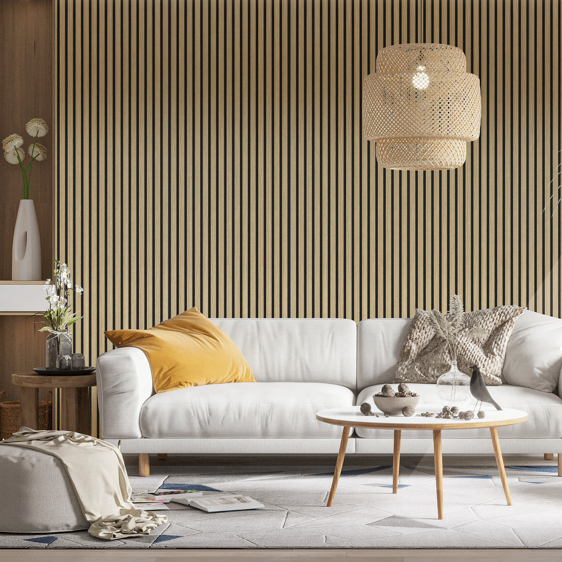 Woonkamer met akoestische lattenwand in wit eiken achter een witte bank en rotan hanglamp