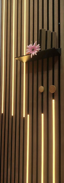 Sfeerbeeld: LED-verlichting tussen de lamellen van een akoestische wand (foto leverancier)